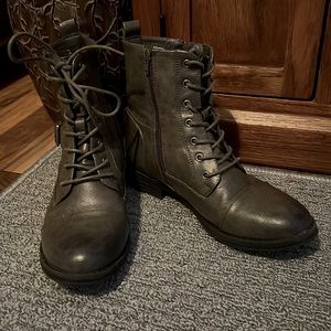 I D Required Grey gray black ombre zip boot 8.5M Rubber Sole